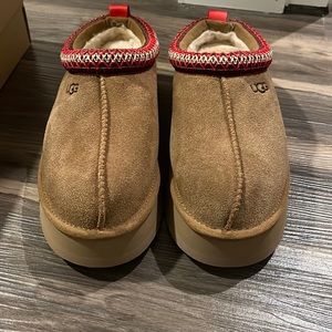 Uggs Women’s Tazz size 8!